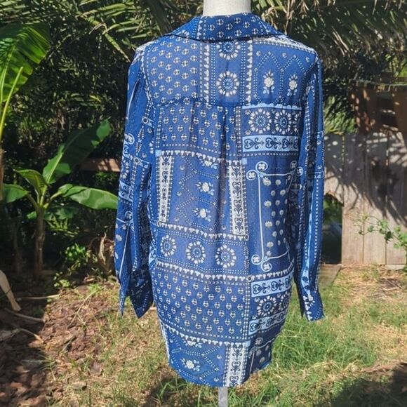 Adrienne Vittadini women's Medium long sleeve collared sheer blue and white top - Picture 2 of 7